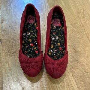 5/$22 red K9 heels size 8.5